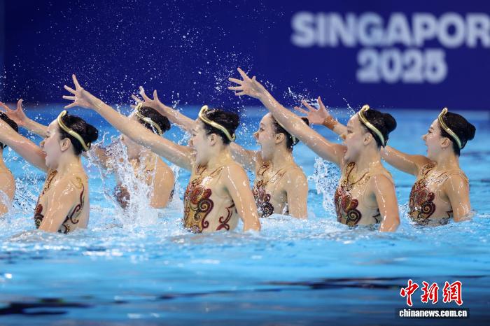 头戴金箍的中国花游队在新加坡世锦赛夺金，被