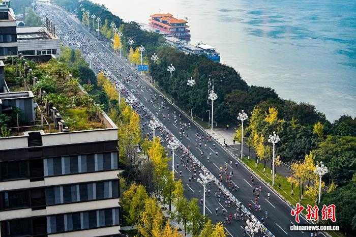 万名选手齐聚南滨路 重庆10公里精英赛圆满落幕
