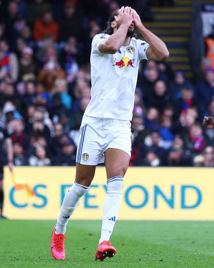 利兹联英超首现上半场失点加红牌惨剧