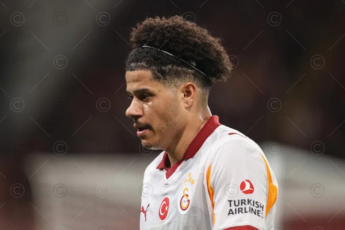 曼联官宣17岁哥伦比亚新星奥罗兹科加盟开启年轻