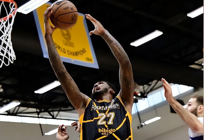 南湾湖人新星威廉姆斯季后赛爆发引关注