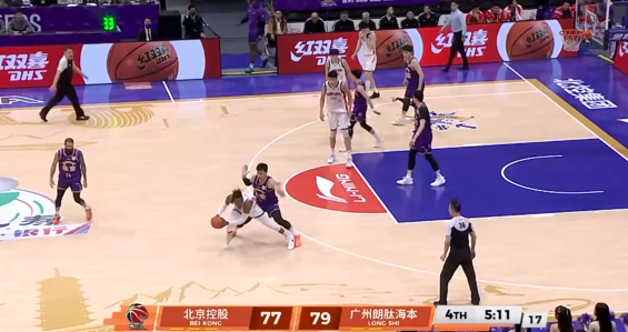 邹雨宸第四节两犯被罚离场 北控对阵广州遭遇关