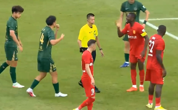 中超焦点战裁判争议引热议 队医提前入场遭质疑