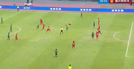 中超焦点战裁判争议引热议 队医提前入场遭质疑