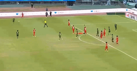 中超焦点战裁判争议引热议 队医提前入场遭质疑