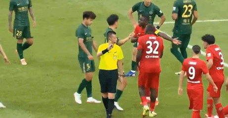 中超焦点战裁判争议引热议 队医提前入场遭质疑