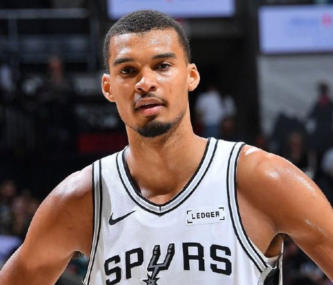 文班亚马肋骨受伤退赛仍坚持打满65场