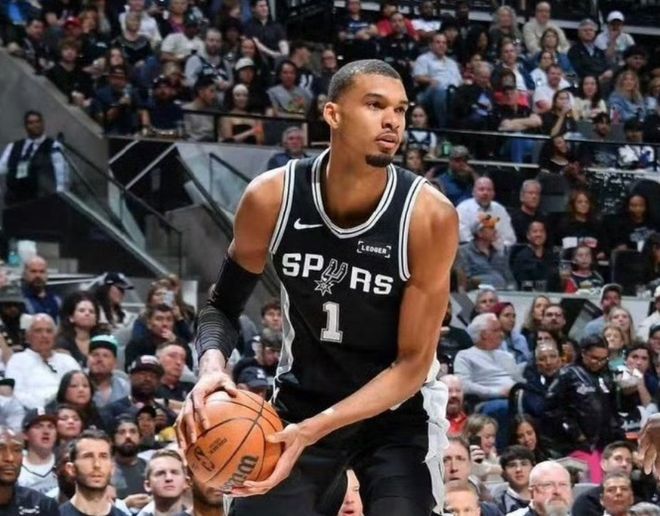 文班亚马肋骨受伤退赛仍坚持打满65场